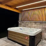 Dom wakacyjny Wooden Baznik With Hot Tub *