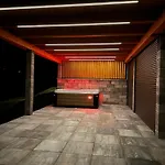 Dom wakacyjny Wooden Baznik With Hot Tub *