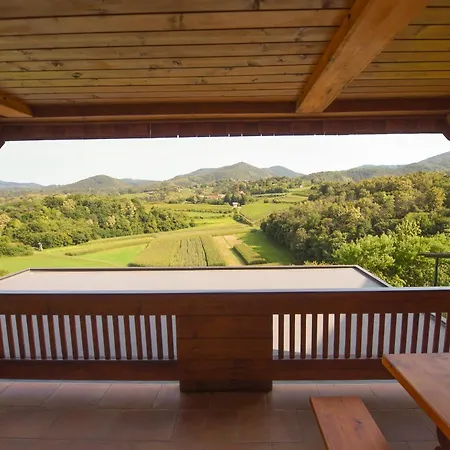 Počitniška hiša Wooden Baznik With Hot Tub *