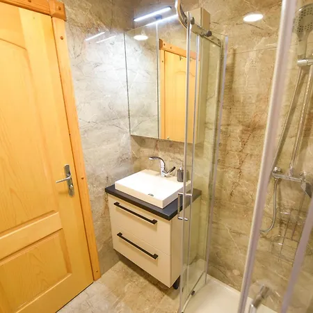 Дом отдыха Wooden Baznik With Hot Tub