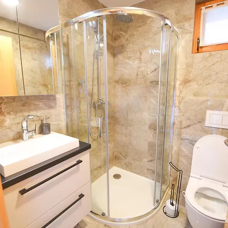 Počitniška hiša Wooden Baznik With Hot Tub *