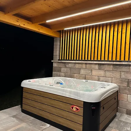 Počitniška hiša Wooden Baznik With Hot Tub *