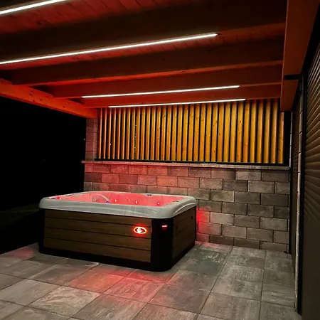 Wooden Baznik With Hot Tub 別荘