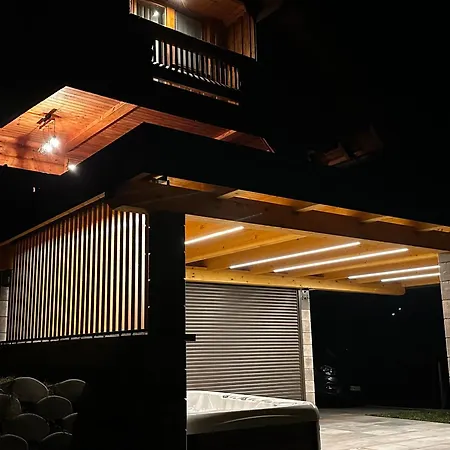 Wooden Baznik With Hot Tub 別荘
